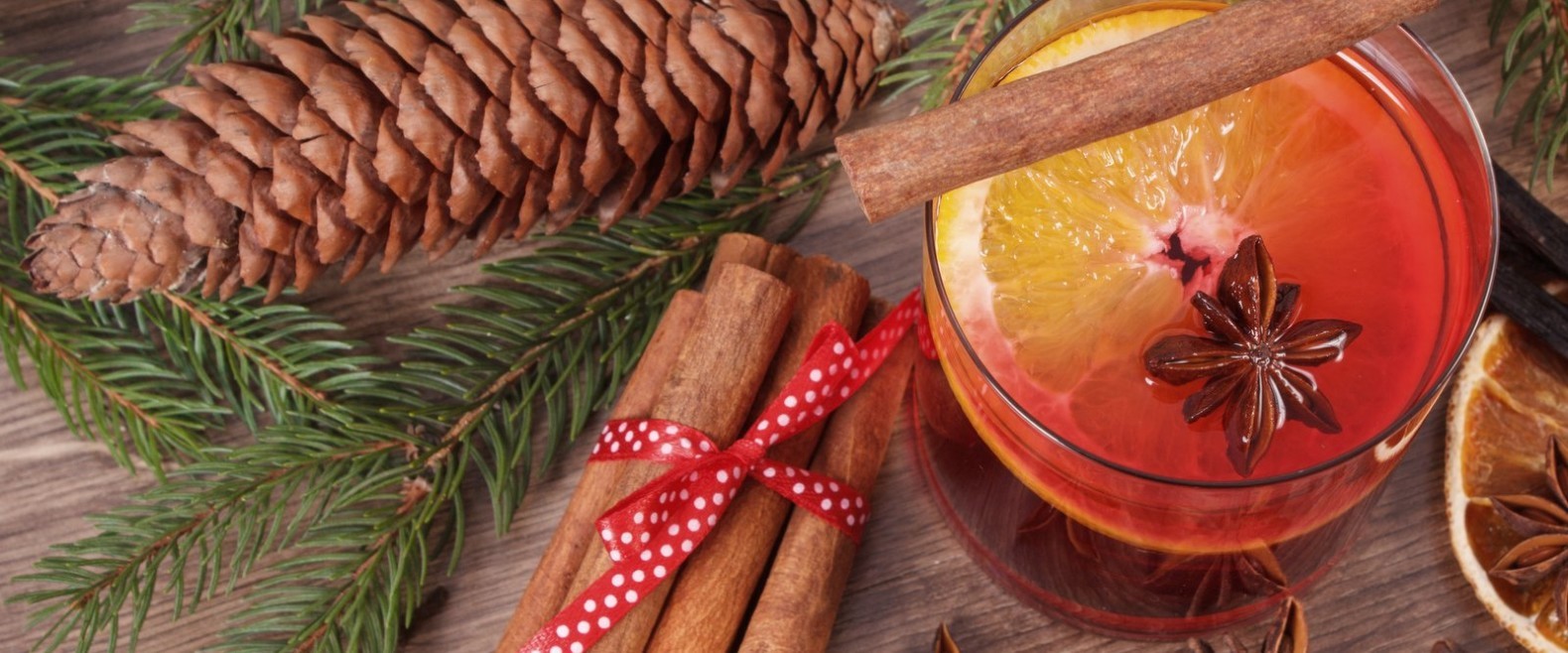 3-ratmaner-shutterstock-christmas-mulled-wine-cover-photo-1580x658