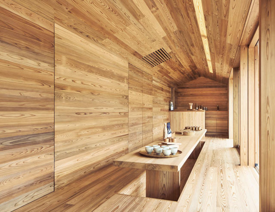 Airbnb-Samara-community-center-table