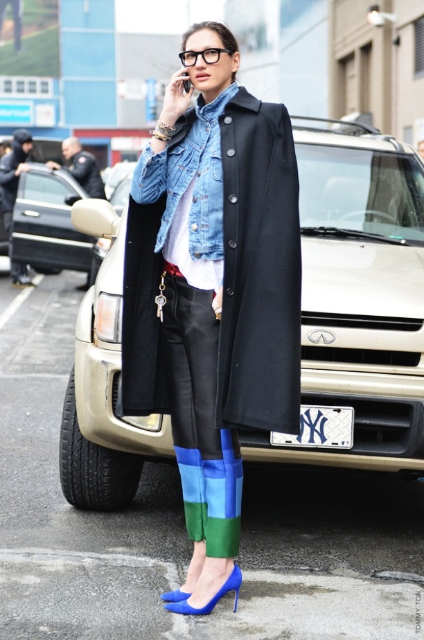 JENNA-LYONS-J-CREW-STREET-STYLE-FASHION-WEEK-TOMMY-TON-JAK-JIL-NEW-YORK-CELINE-COLORBLOCK-PANTS-TROUSERS-COLBALT-HEELS-DENIM-JEAN-JACKET-COAT-OVER-THE-SHOULDERS-BASIC-TEE-TSHIRT-BLACK-THICK-FREME-OPTICAL-GLASSES-EYEGLASSES-