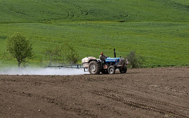 Pesticides_application_01
