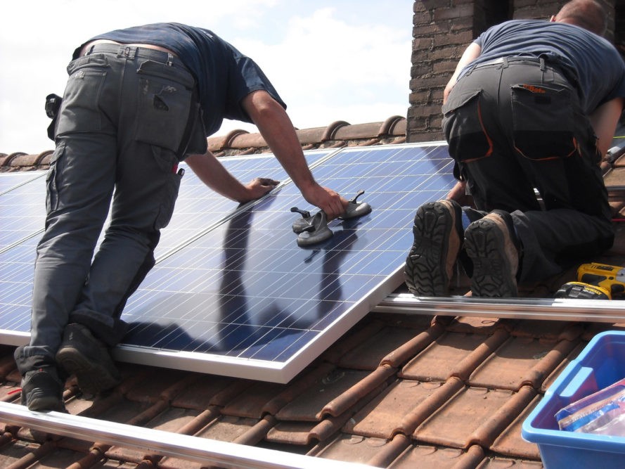 SolarCity-Panels-for-Airbnb-889x667
