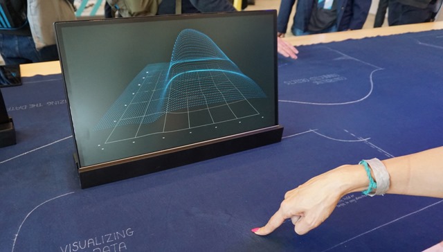 Turning-Trousers-Into-Touchpads-And-Jackets-Into-Joysticks