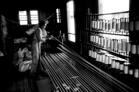 black-and-white-silk-worker-carlos-matos-