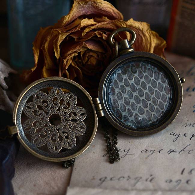 lady-locks-roadkill-jewelry-8.jpg.650x0_q70_crop-smart