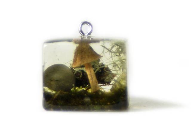 natural-resin-jewelry-sarah-smith-15.jpg.650x0_q70_crop-smart