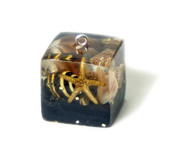 natural-resin-jewelry-sarah-smith-8.jpg.650x0_q70_crop-smart