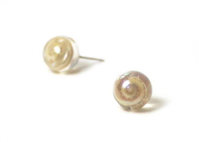natural-resin-jewelry-sarah-smith-9.jpg.650x0_q70_crop-smart