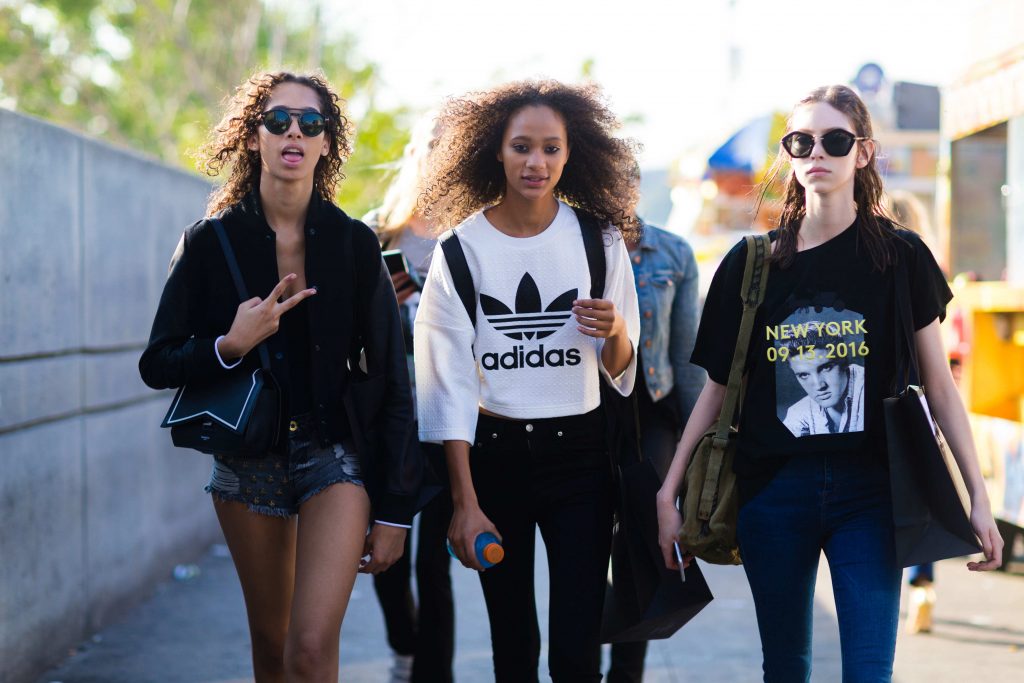 nyfw-street-style-day7-29.nocrop.w1800.h1330.2x-1024x683