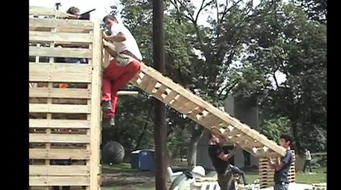 refugee-pallet-house-construction