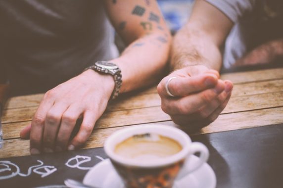 restaurant-hands-people-coffee-572x380