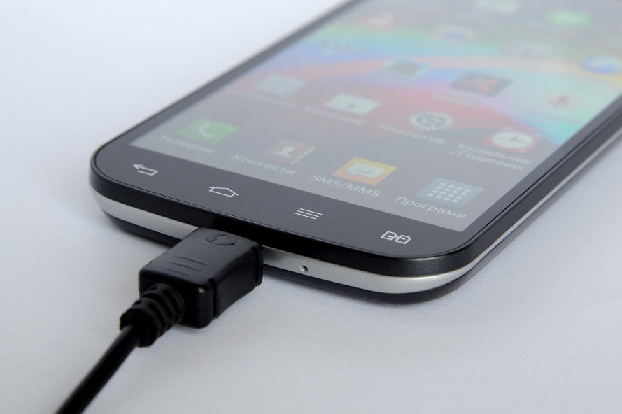 smartphone-charging-889x592