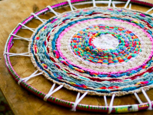 t-shirt-recycle-diy-hula-hoop-rug-537x402