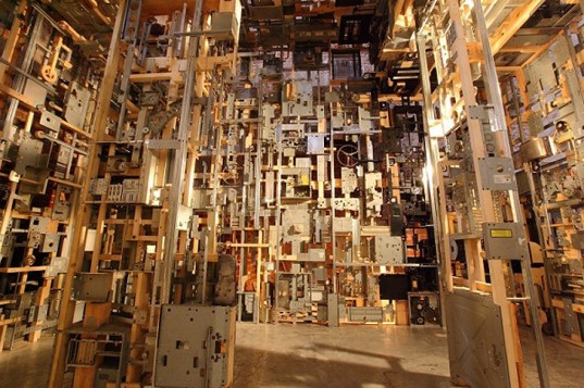 Dead-Computers-Room-Installation-5-537x357