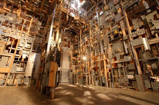 Dead-Computers-Room-Installation-537x357