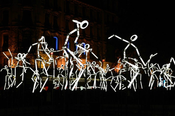 keyframes_groupelaps_light-stick-figures