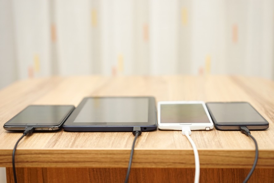 mobile-devices-charging-889x592